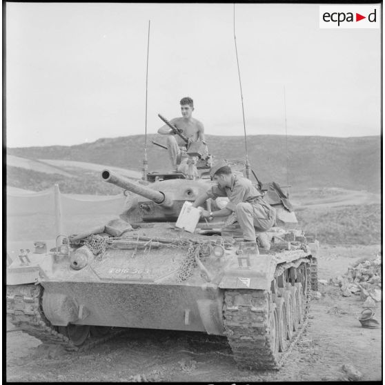 Les soldats Calvo et Barrière.