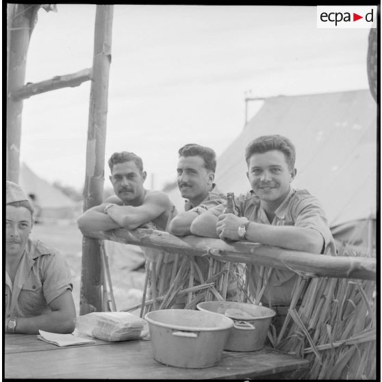 Les soldats Réaud, Leroux et Le Quentrec posent avec sourire pour notre reporter.
