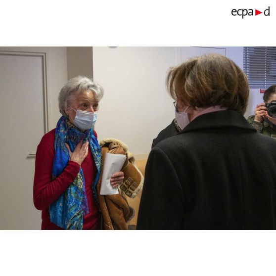 Madame Florence Parly s'entretient avec une patiente de l'hôpital d'instruction des armées (HIA) Bégin à Saint-Mandé.
