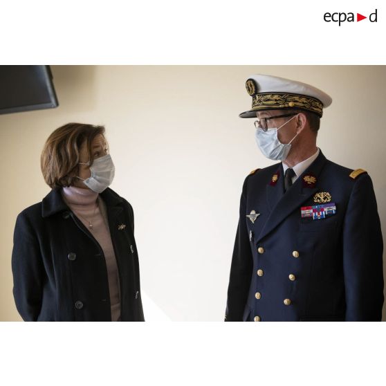 Madame Florence Parly s'entretient avec le médecin général Vincent Duverger au sein de l'hôpital d'instruction des armées (HIA) Bégin à Saint-Mandé.