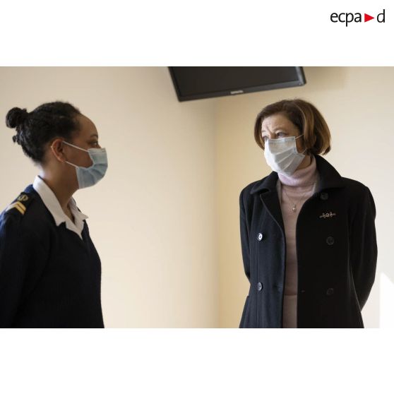 Madame Florence Parly s'entretient avec un élément du Service de santé des armées (SSA) au sein de l'hôpital d'instruction des armées (HIA) Bégin à Saint-Mandé.