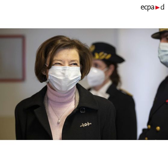 Portrait de madame Florence Parly en visite au sein de l'hôpital d'instruction des armées (HIA) Bégin à Saint-Mandé.
