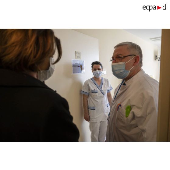 Madame Florence Parly échange avec un médecin et une infirmière de l'hôpital d'instruction des armées (HIA) Bégin à Saint-Mandé.