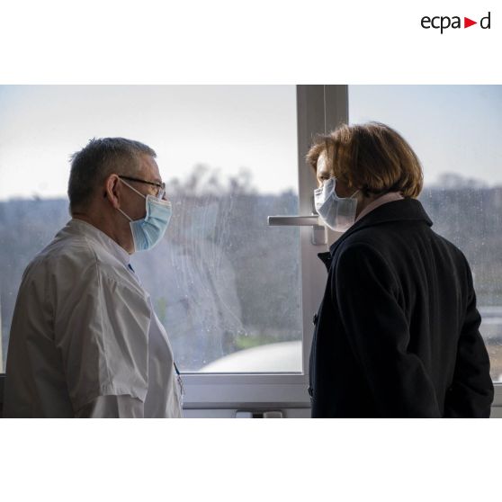 Madame Florence Parly s'entretient avec un médecin de l'hôpital d'instruction des armées (HIA) Bégin à Saint-Mandé.