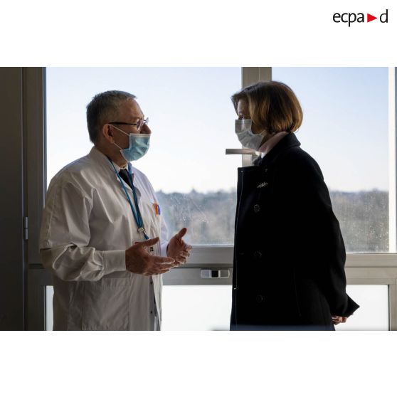 Madame Florence Parly s'entretient avec un médecin de l'hôpital d'instruction des armées (HIA) Bégin à Saint-Mandé.