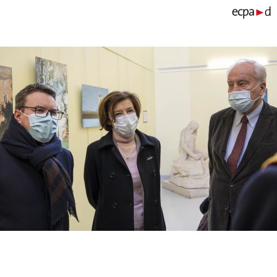 Madame Florence Parly visite l'hôpital d'instruction des armées (HIA) Bégin en compagnie du sénateur Christian Cambon à Saint-Mandé.