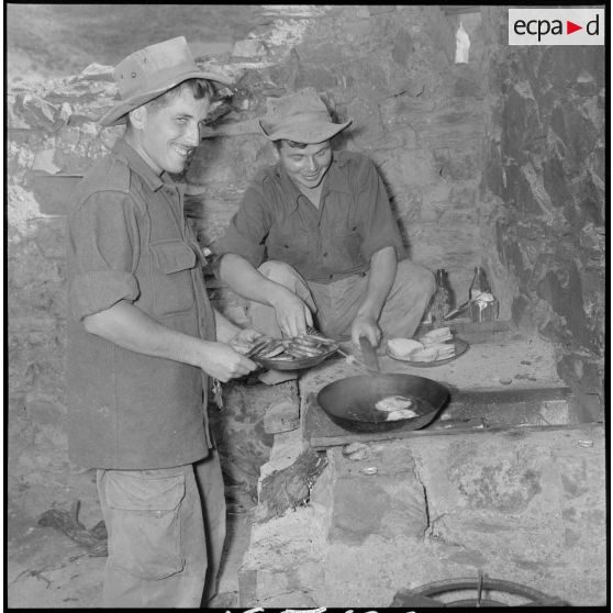 Les soldats Gucheron et Andrieu du 20e BCP font la cuisine.