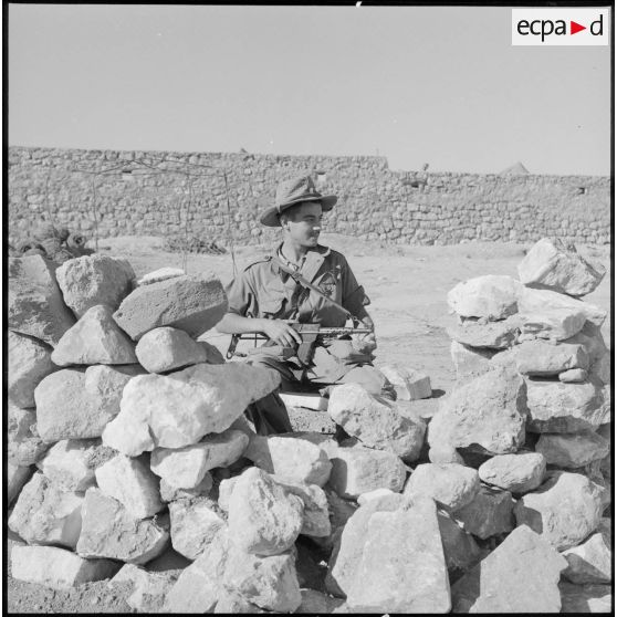 Le soldat Drillet surveille le poste d'Ain Maden.