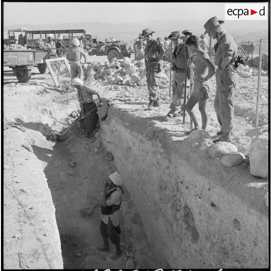 Construction d'un abri souterrain au poste d'Ain Maden.