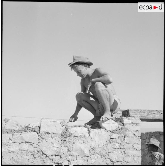 Au poste d'Ain Maden, le soldat Barriere réhausse un mur.
