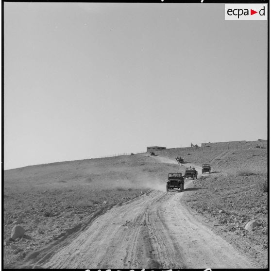 Vue d'un convoi sortant du poste d'Ain Maden.