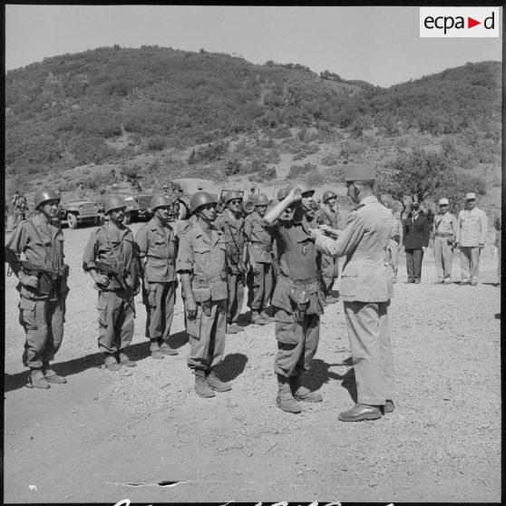 Le général de Brisson remet la médaille militaire à l'adjudant Nadaud.