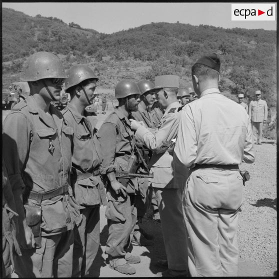 Le général de Brisson remet la médaille de la valeur militaire au sergent Lemaire.