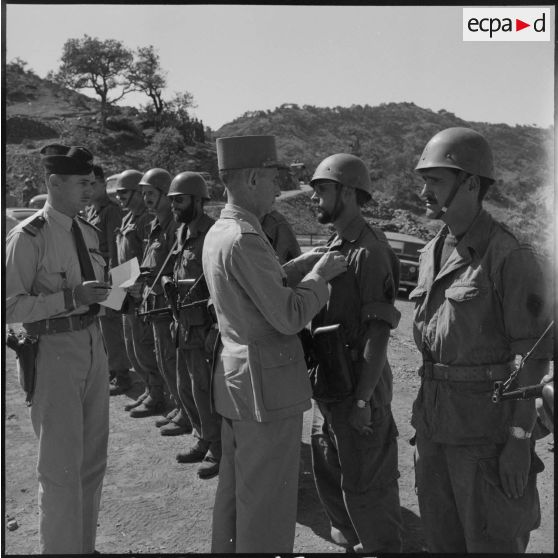 Le général de Brisson remet la médaille de la valeur militaire au caporal-chef Robert Abade.