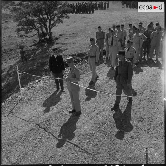 Le gnéral de brisson ouvre la piste en coupant le ruban symbolique.