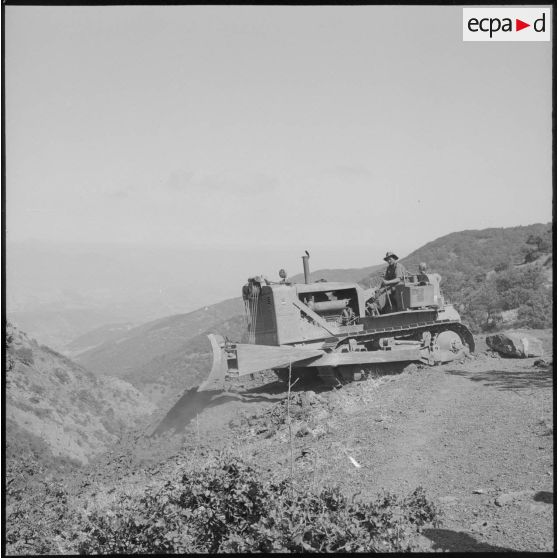 Les bulldozers continuent leur dur labeur.