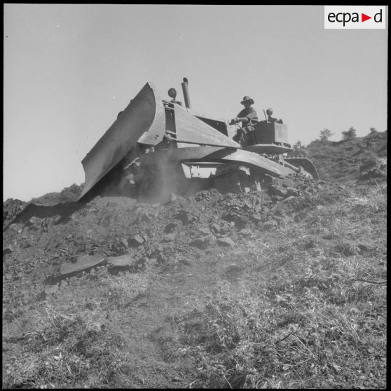 Les bulldozers continuent leur dur labeur.
