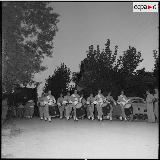 La fanfare du 51e régiment d'infanterie (RI) défile dans la rue principale de Redjas.