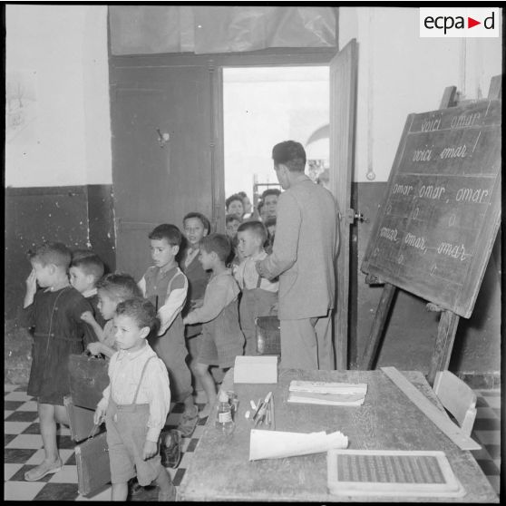 De jeunes garçons de la ville de Mila rentrent dans leur salle de classe;