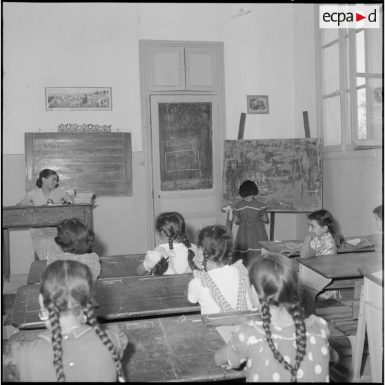 Dans la classes des jeunes filles.