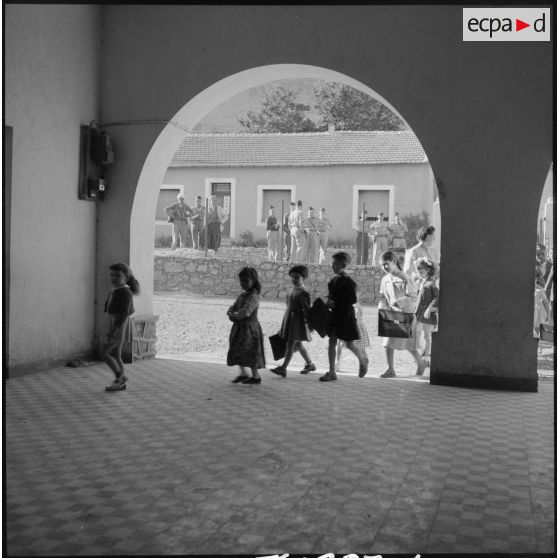 Les jeunes élèves se dirigent vers leur salle de classe.