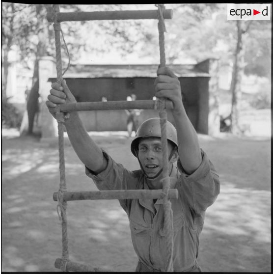 Au camp du Lido à Hussein Dey, un appelé s'apprête à grimper à l'échelle.