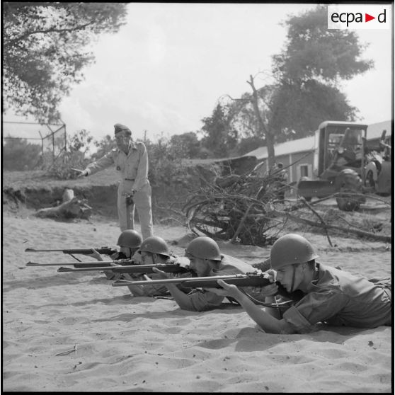 Au camp du Lido à Hussein Dey, des appelés de la classe 52/2A s'entraînent au tir.
