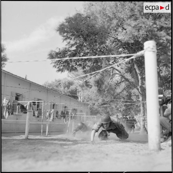 Au camp du Lido à Hussein Dey, des appelés s'entraînent sur le parcours du combattant.