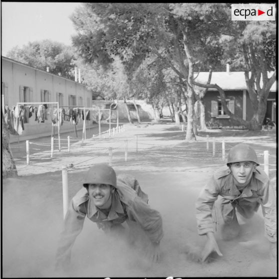 Au camp du Lido à Hussein Dey, des appelés s'entraînent sur le parcours du combattant.