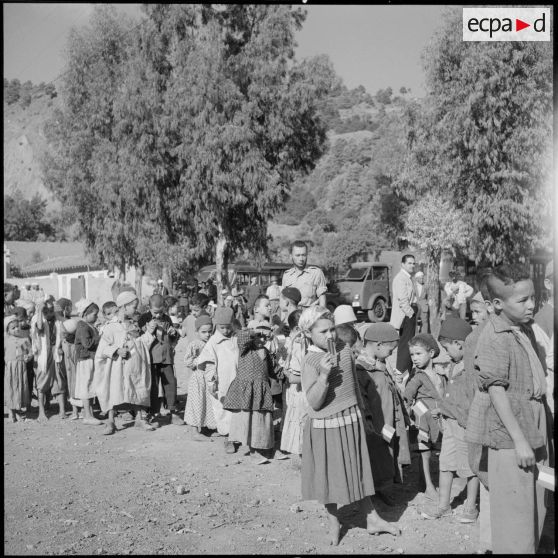 Enfants Algériens avant la cérémonie.