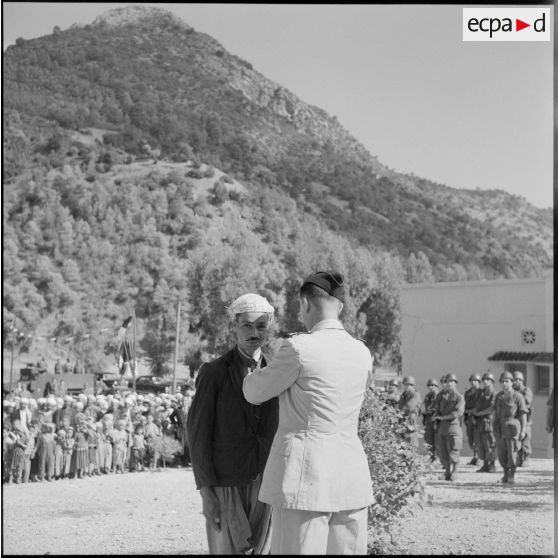 Remise de décoration par le colonel de Bollardière.