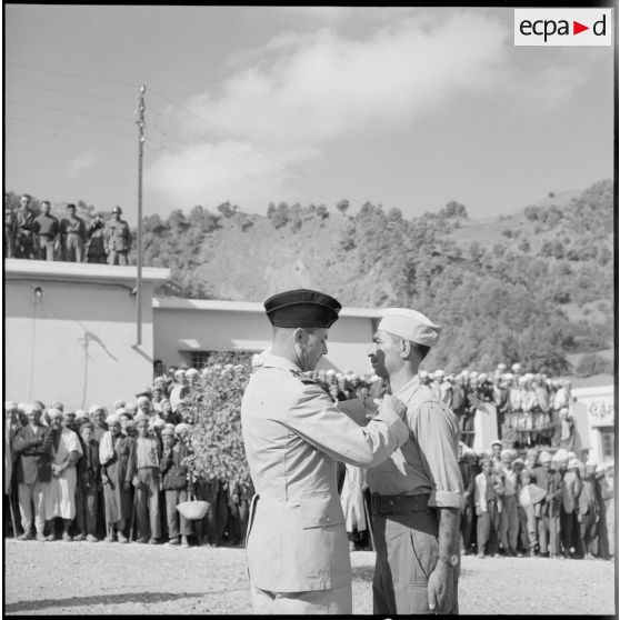 Remise de décoration par le colonel de Bollardière.