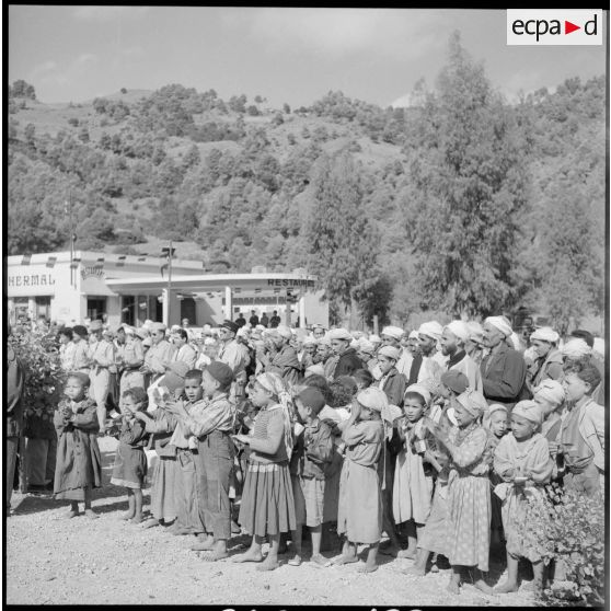 La population de Hammam Melouane félicite les récipiendaires.