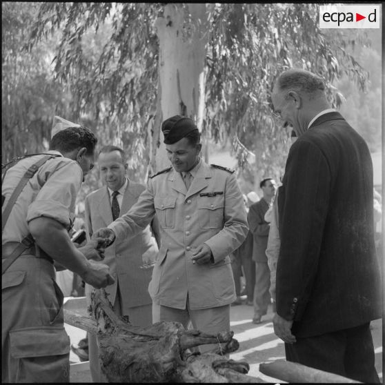 Le colonel de Bollardière et les personnalités viennent goûter au méchoui.