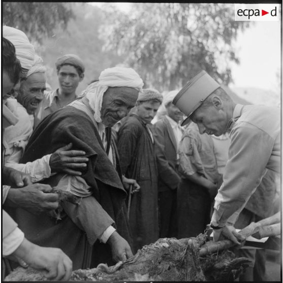 Le lieutenant Morin installe le méchoui.