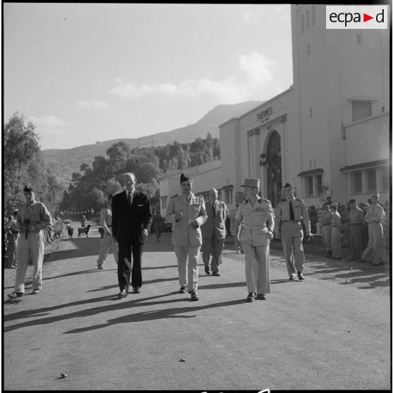Les personnalités, le colonel de Bollardière et le sous-préfet Ferre.