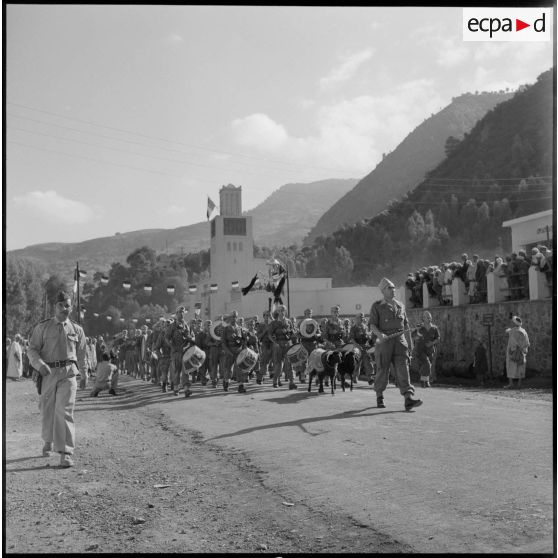 Défilé dans les rues de Hammam Melouane.