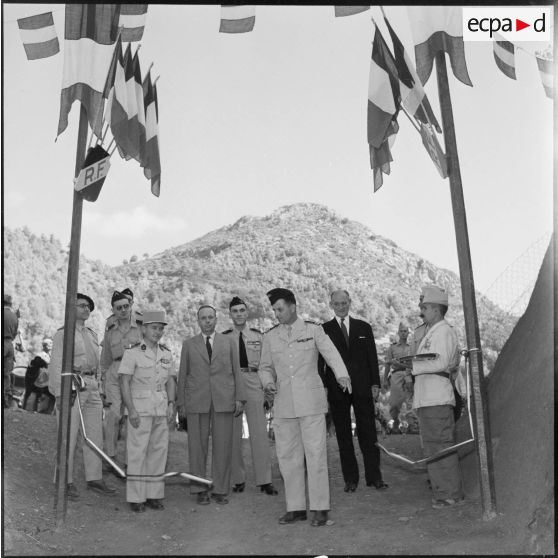 Inauguration de la piste par le colonel de Bollardière.