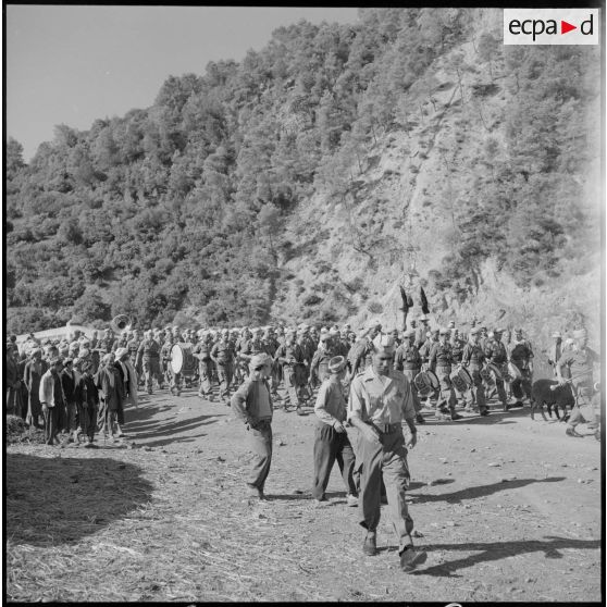 Population de Hammam Melouane pendant le défilé.