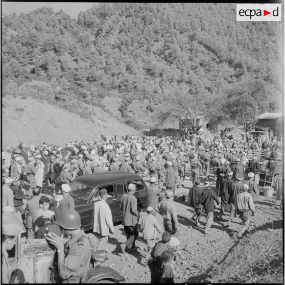 Population de Hammam Melouane pendant le défilé.
