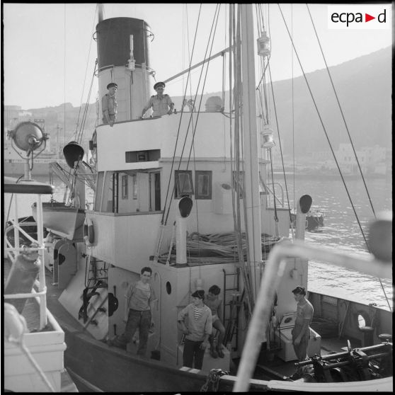 Vue d'un navire de la marine française dans le port d'Oran.