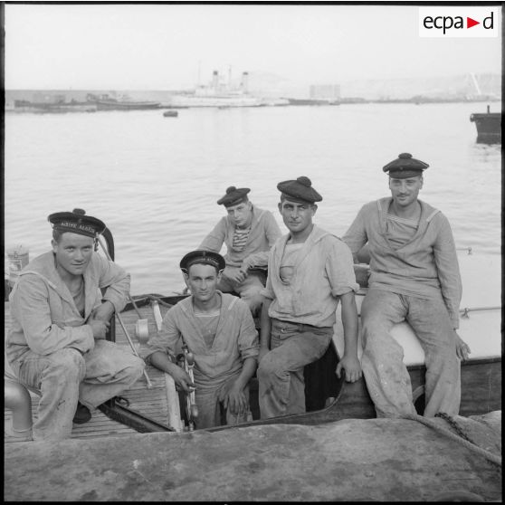 Portrait d'un groupe de marins dans le port d'Oran.