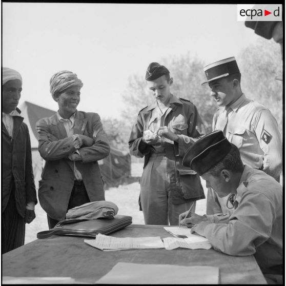 Enregistrement des jeunes recrues de la classe 56-1 au centre d'incorporation de Dombasles.