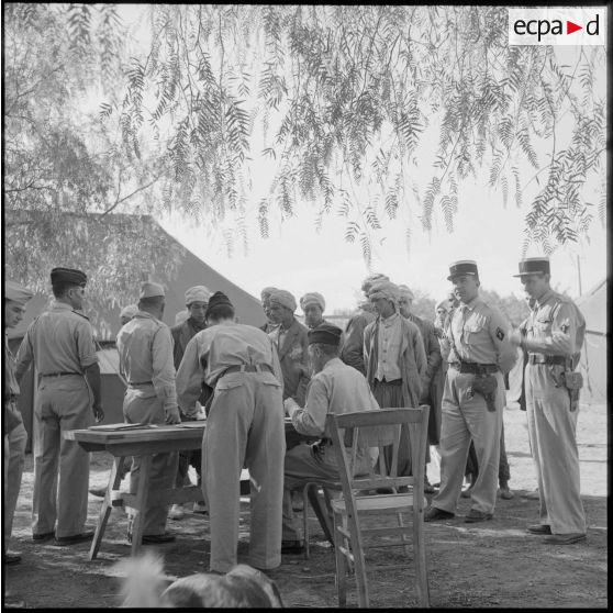 Les jeunes recrues de la classe 56-1 déclinent leur identité au centre d'incorporation de Dombasles.