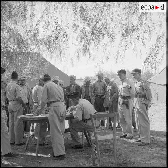 Les jeunes recrues de la classe 56-1 déclinent leur identité au centre d'incorporation de Dombasles.