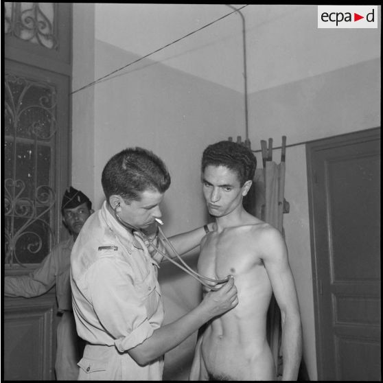 Un jeune homme de la classe 56-1 passe une visite médicale au centre d'incorporation de Dombasle.