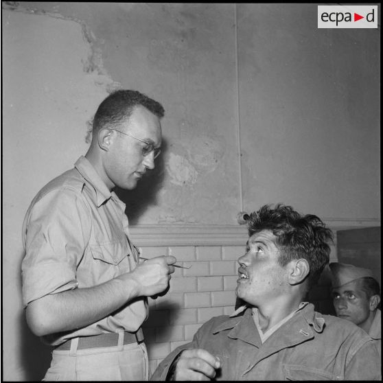 Un soldat s'entretient avec une jeune recrue dans une salle du centre d'incorporation de Dombasle.