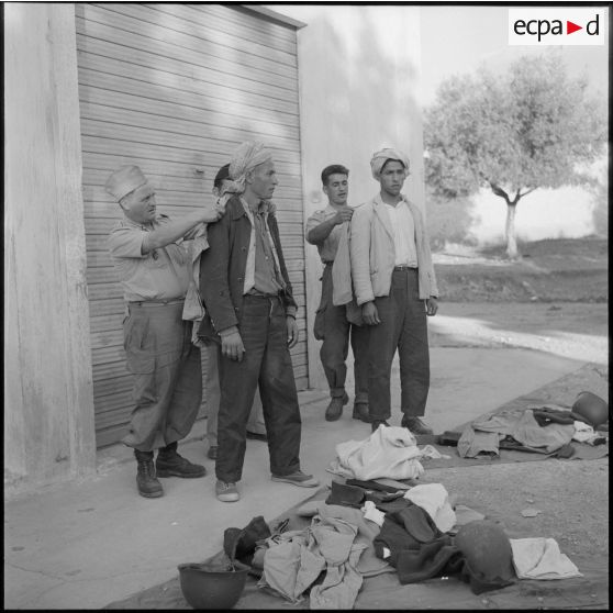 Essayage des uniformes au centre d'incorporation de Dombasle.