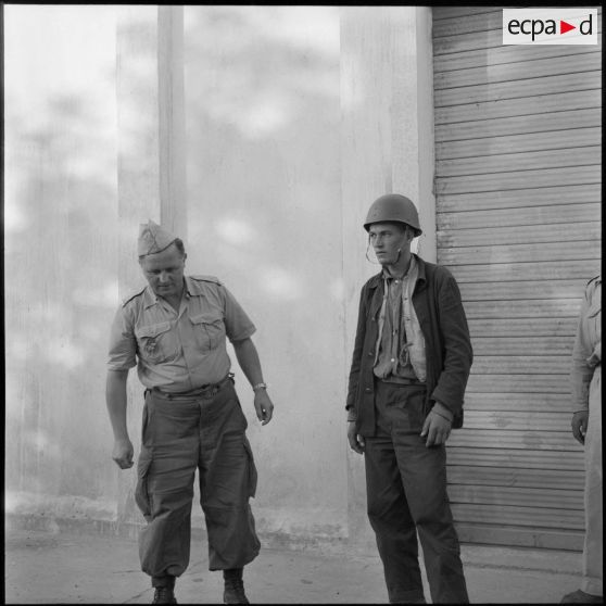 Une nouvelle recrue essaye son uniforme au centre d'incorporation de Dombasle.