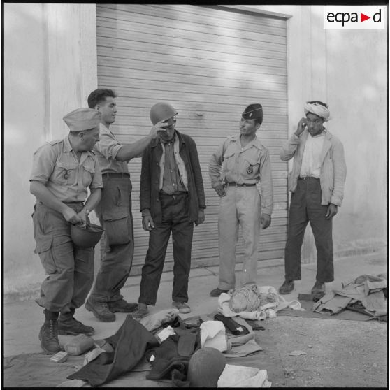 Essayage des uniformes pour les nouvelles recrues au centre d'incorporation de Dombasle.